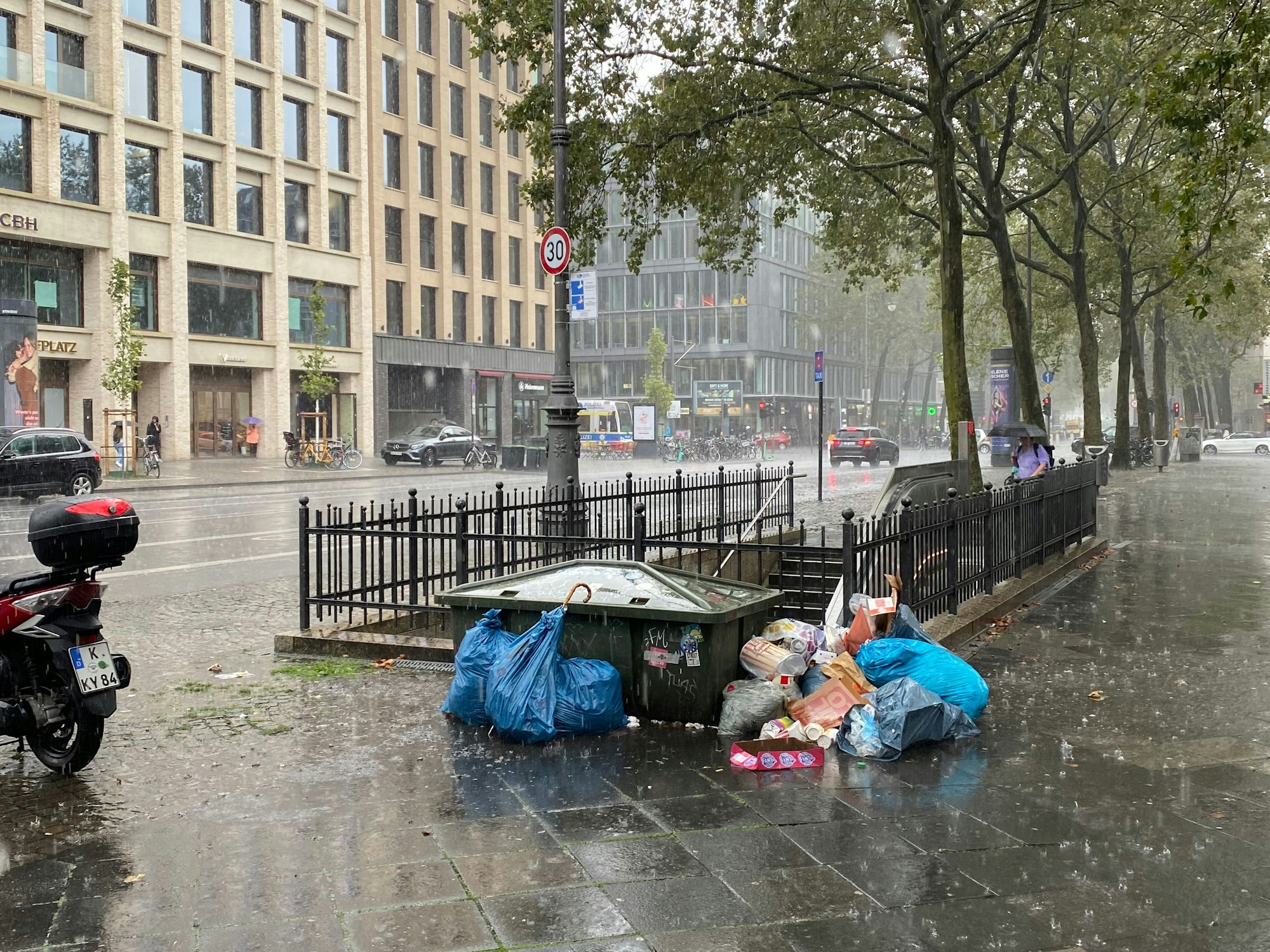 Müll liegt am Straßenrand.