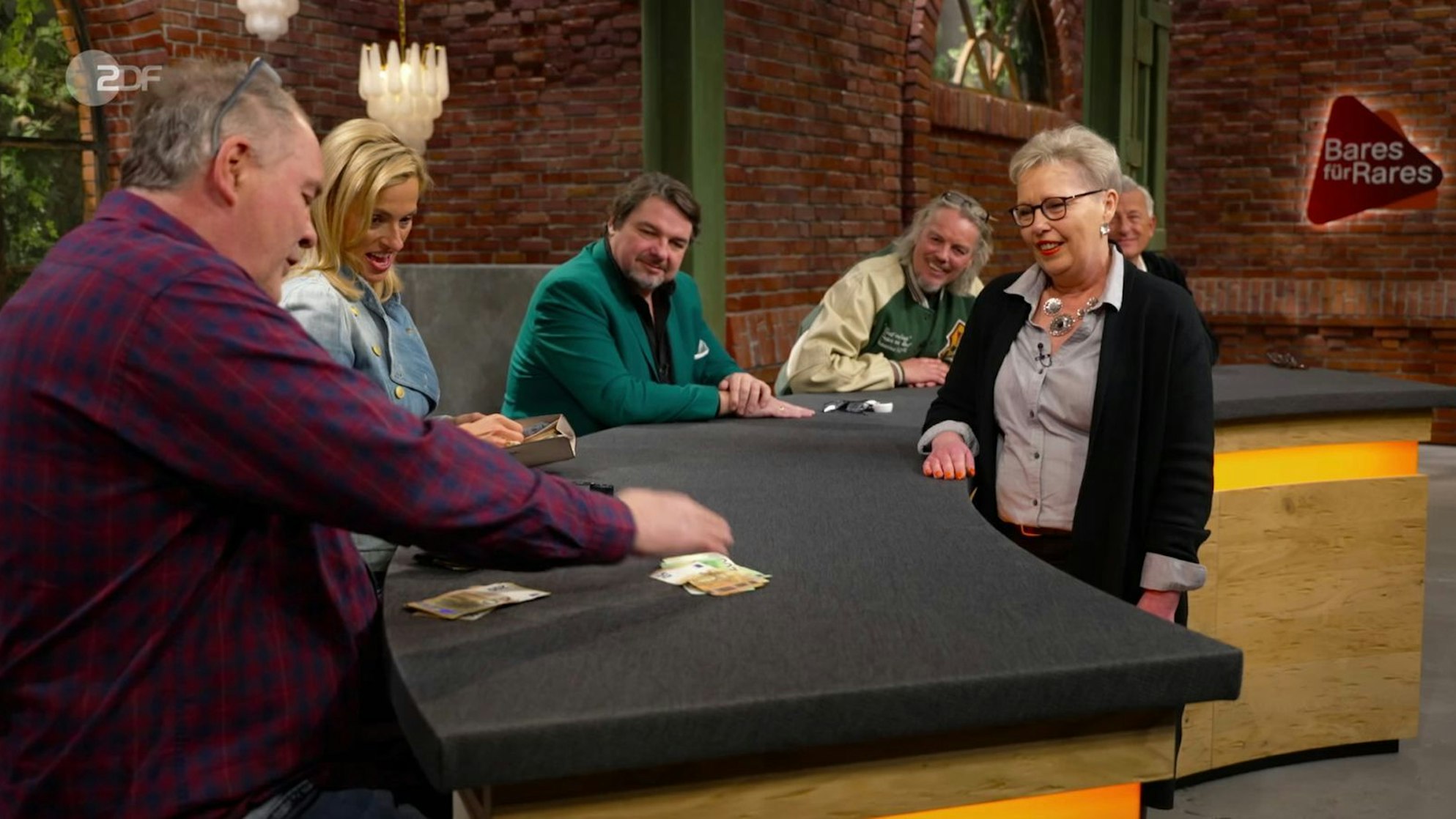 „Ich mach 555, denn der kriegt das nicht“, tönte Walter Lehnertz (links). Damit machte er das Rennen um die Leucht-Reklame. (Bild: ZDF)