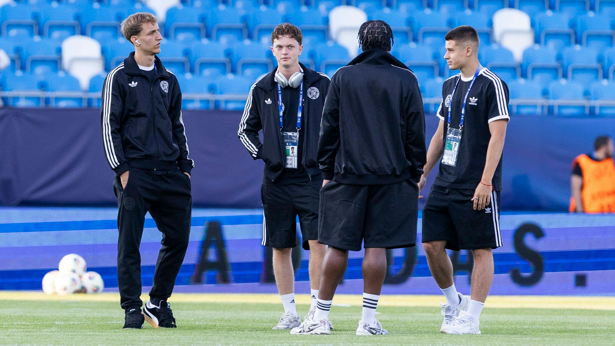 Von links nach rechts: Nelson Weiper, Paul Wanner, Bright Arrey-Mbi und Nicolo Tresoldi stehen auf dem Spielfeld.