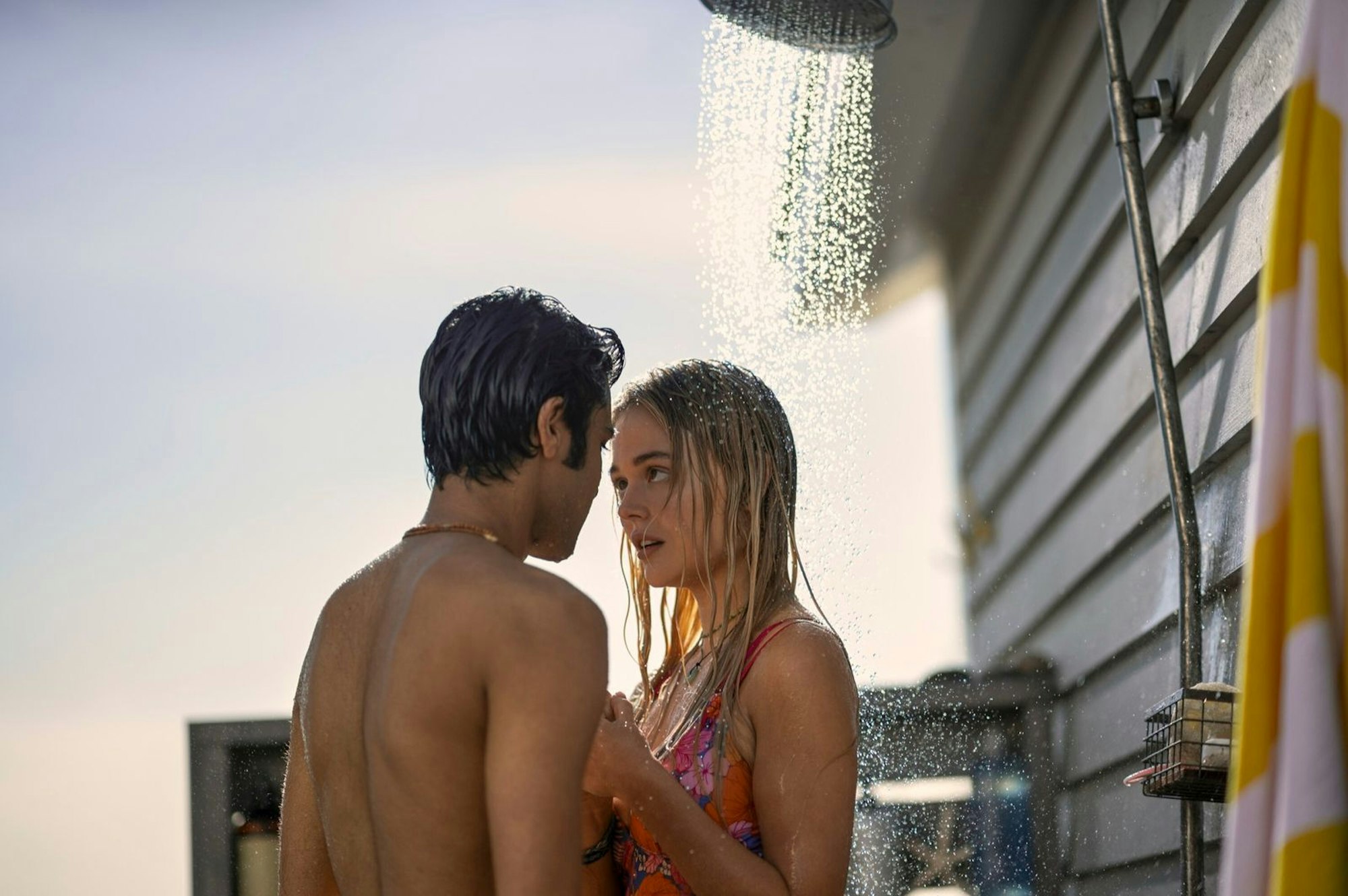Cadence (Emily Alyn Lind) und Gat (Shubham Maheshwari) kommen sich im schönsten Sommer ihres Lebens endlich näher. (Bild: © Amazon Content Services LLC)