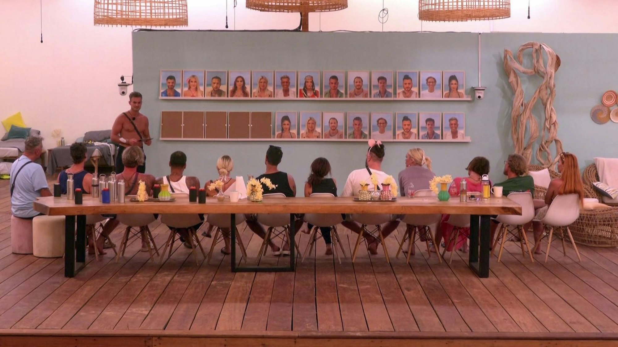 An der „Wand der Wahrheit“ wurde der hinterhältigste Sala-Star ermittelt. Laut Zuschauer-Meinung ist's Laura. (Bild: RTLZWEI)