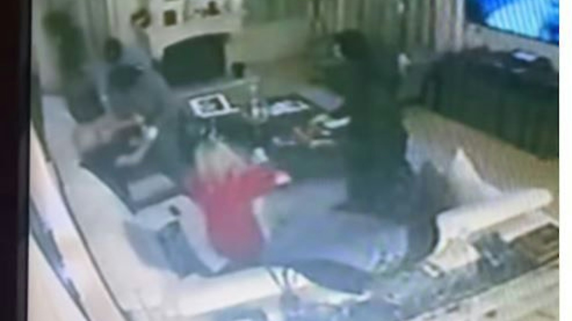 Eine Szene des Überfalls aus dem Video der Überwachungskamera.