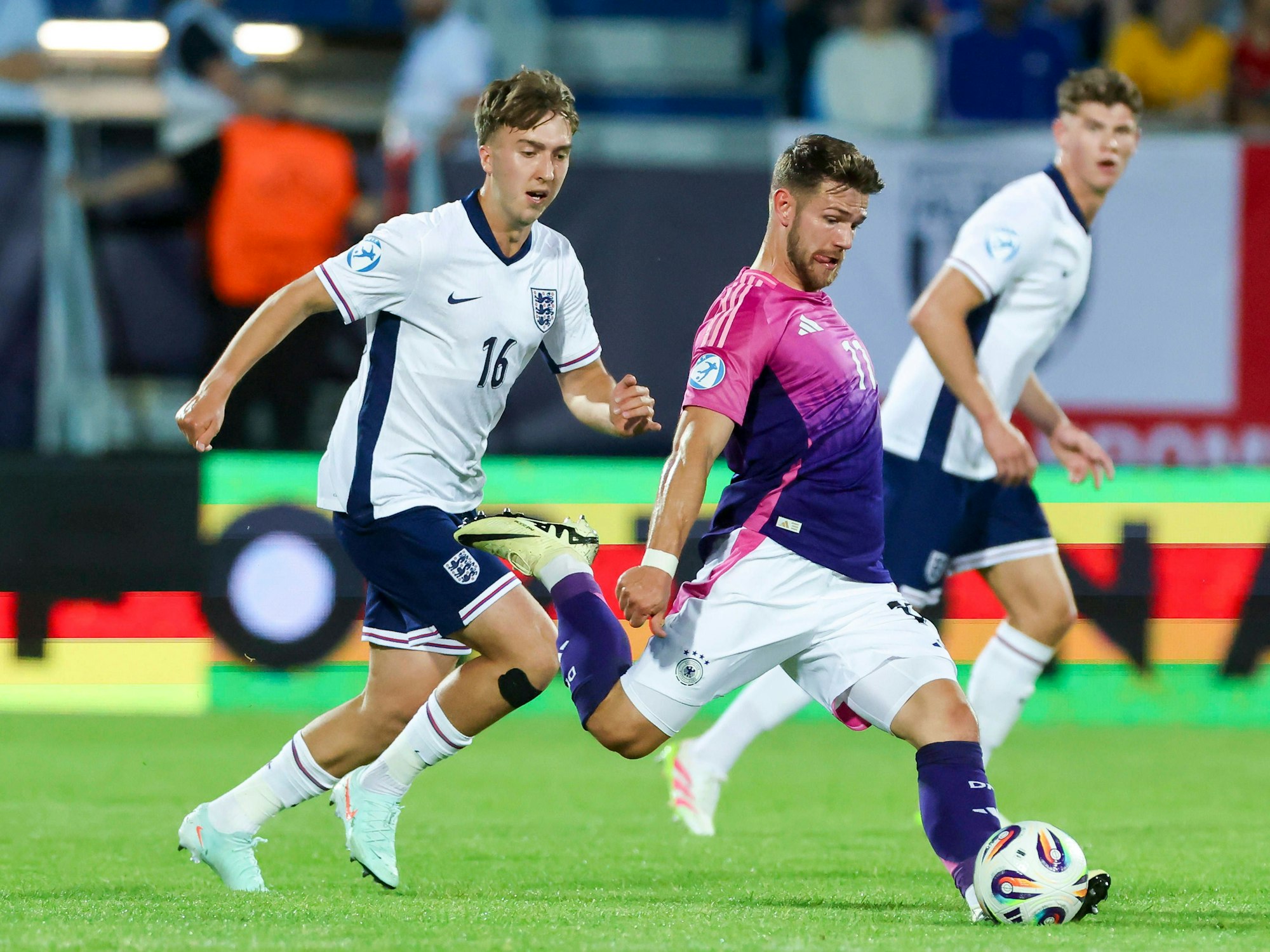 Jan Thielmann (r.) mit Ball in Aktion.