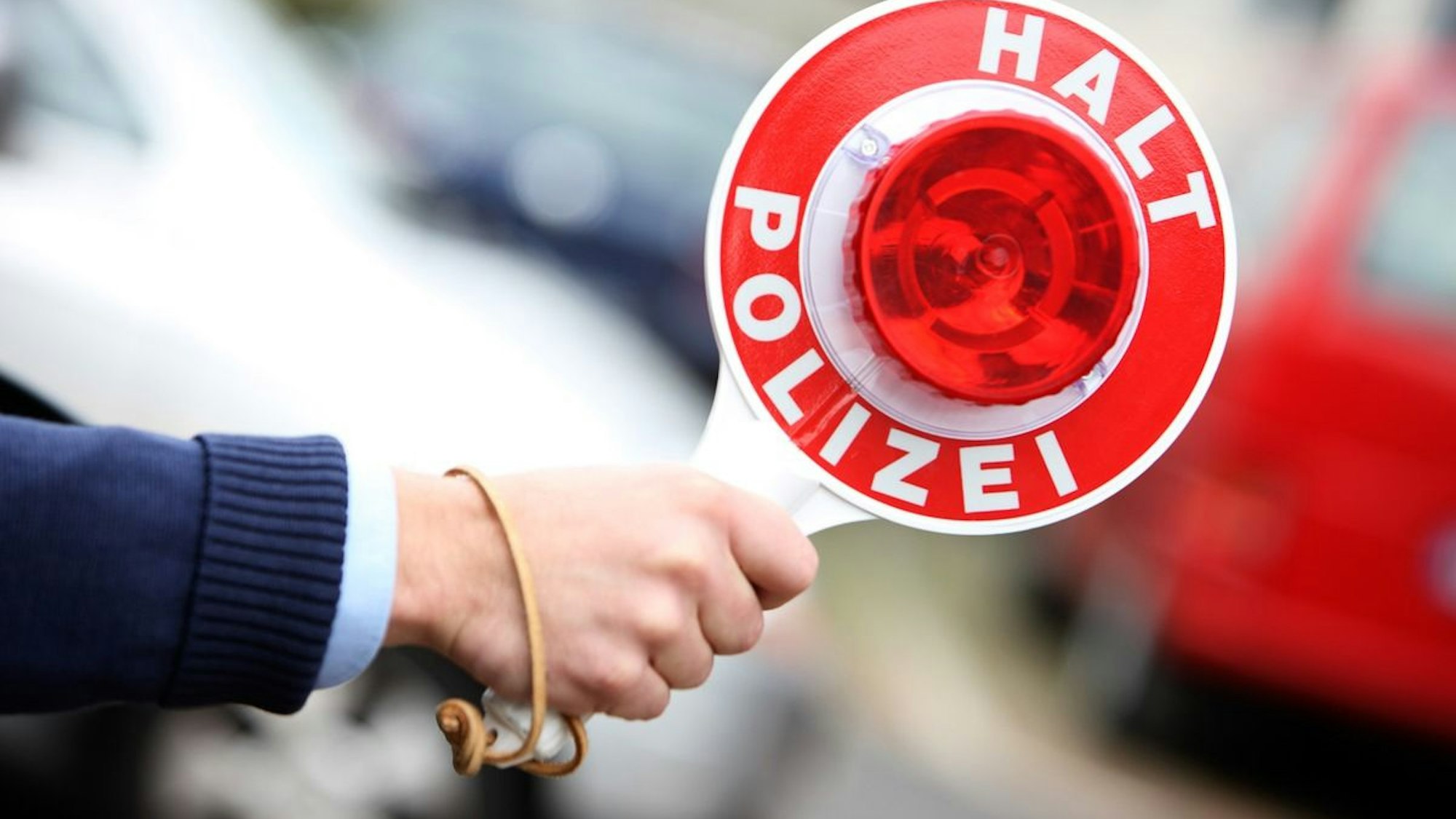 Polizeikontrolle mit Anhaltekelle. Die Polizei Mettmann ermittelt wegen eines mutmaßlichen illegalen Autorennens in Langenfeld-Richrath.
