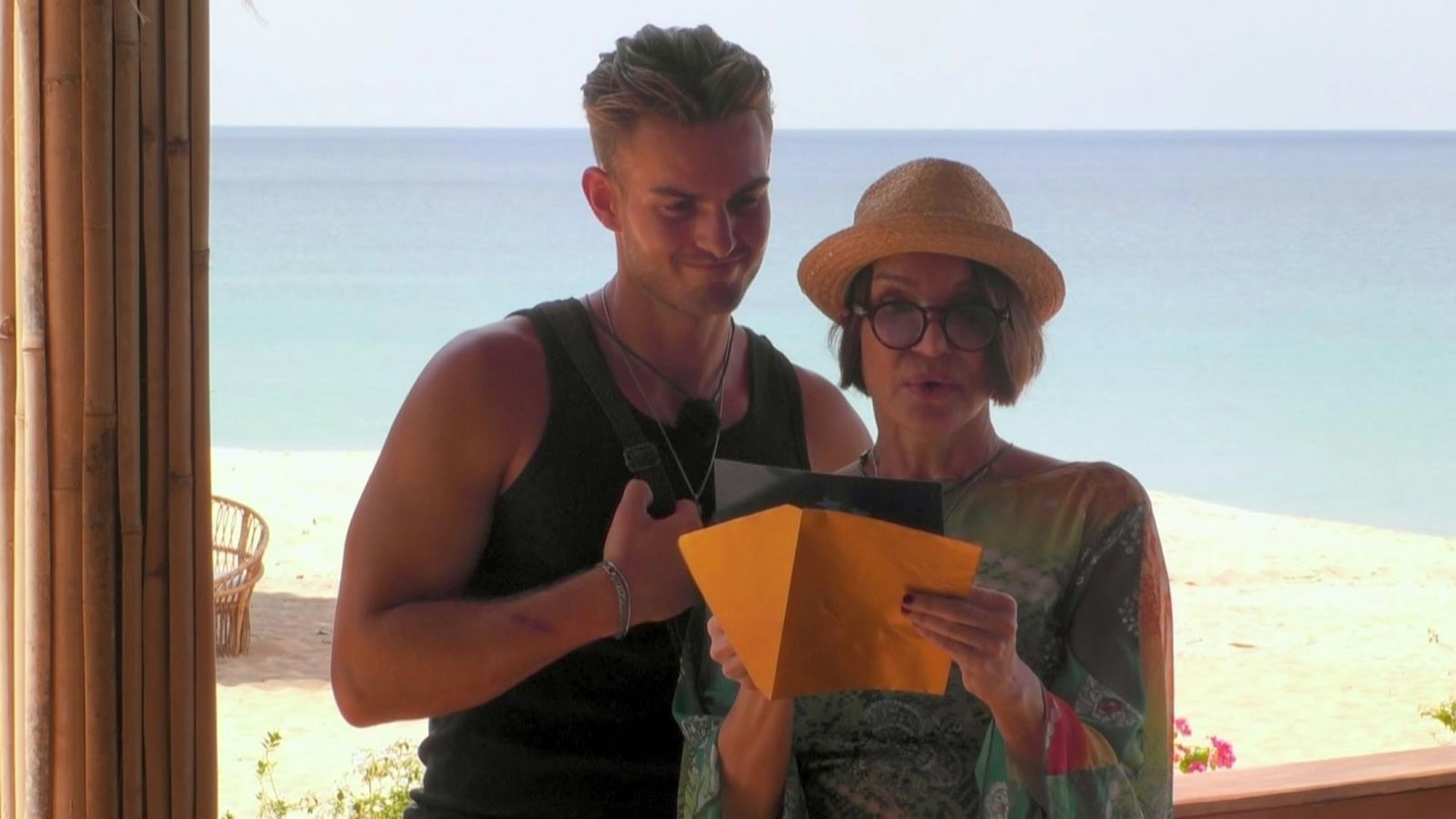 Nicht für alle eine schöne Überaschung: Die eigentlich bereits elimnierten Anouschka Renzi und Can Kaplan erlebten ein Comeback als „Recycle-Stars“. (Bild: RTLZWEI)