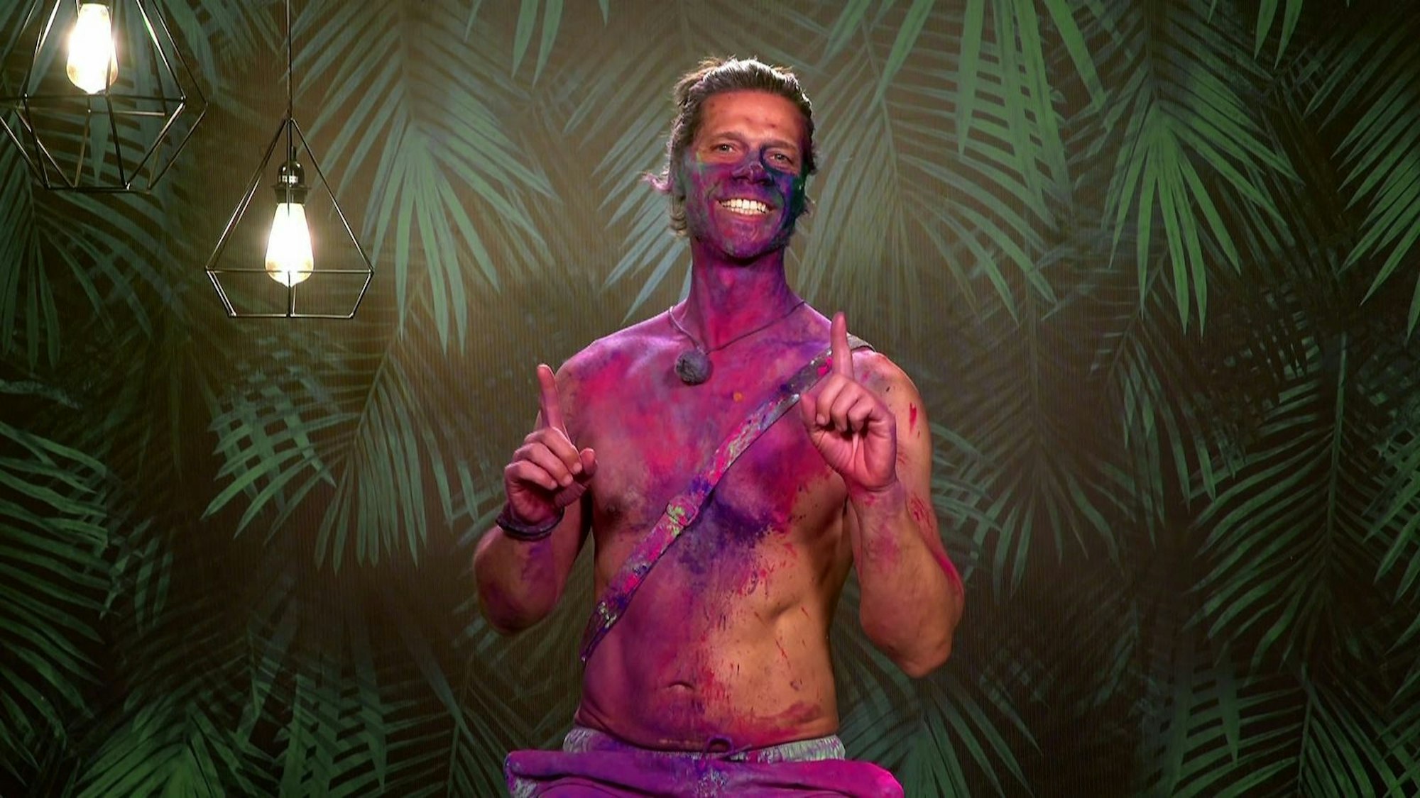 Naive Kunst? Nach dem Bestrafungsspiel um das Vervollständigen von Sprichwörtern sah nicht nur Stephen aus in den Malkasten gefallen. (Bild: RTLZWEI)