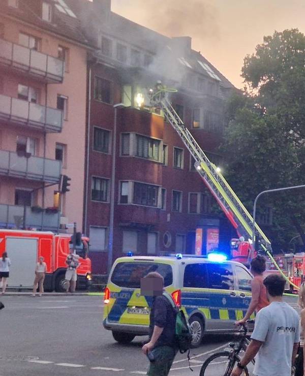 In Köln-Lindenthal musste die Feuerwehr am Mittwochabend (18. Juni 2025) einen Wohnungsbrand löschen.
