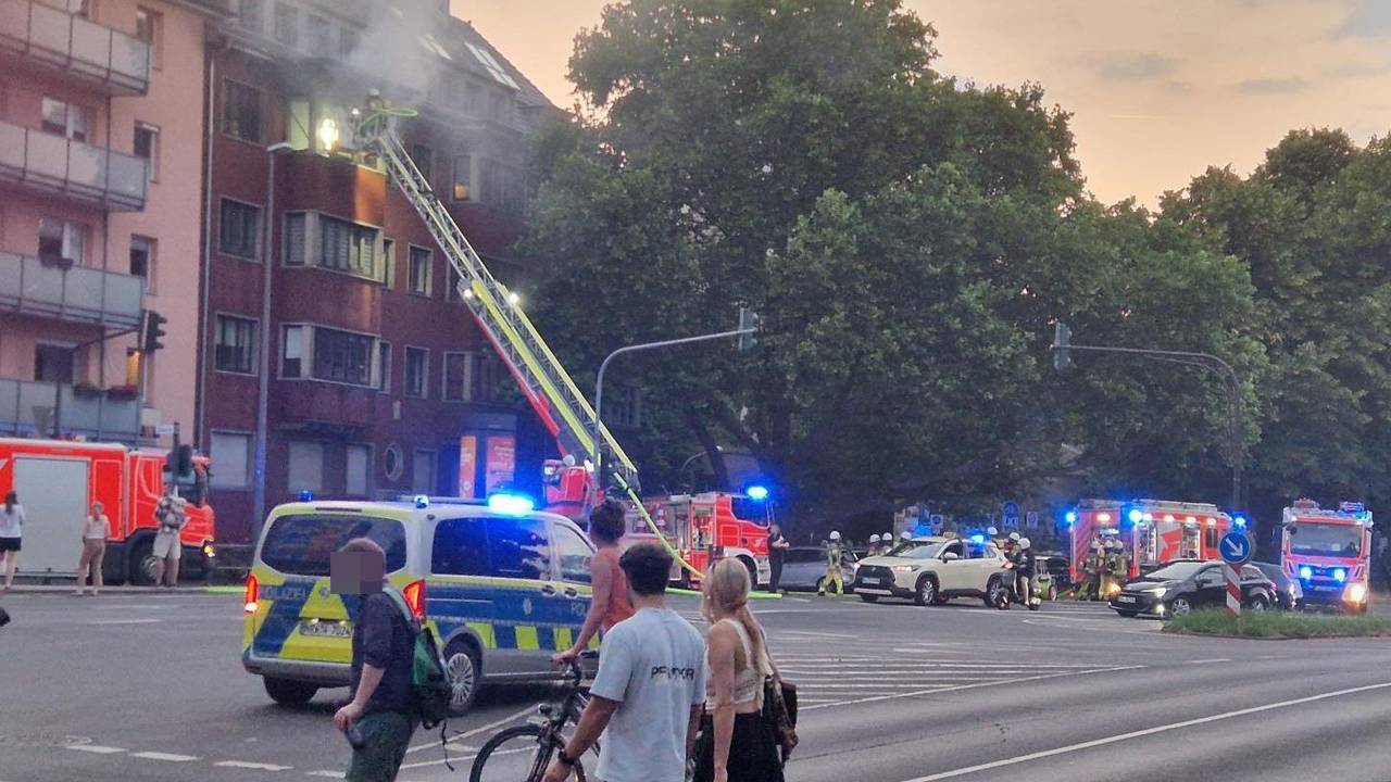 In Köln-Lindenthal musste die Feuerwehr am Mittwochabend (18. Juni 2025) einen Wohnungsbrand löschen.