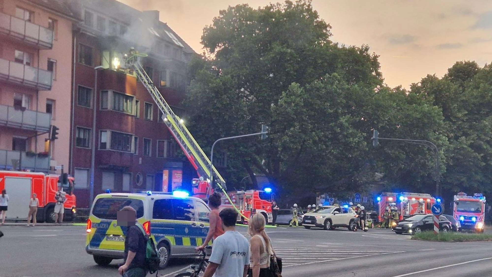 In Köln-Lindenthal musste die Feuerwehr am Mittwochabend (18. Juni 2025) einen Wohnungsbrand löschen.