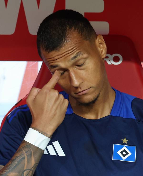 Davie Selke auf der Bank im Kölner Rhein-Energie-Stadion.