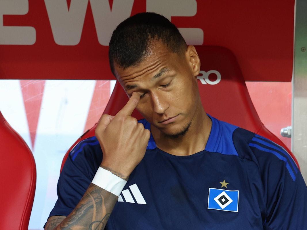 Davie Selke auf der Bank im Kölner Rhein-Energie-Stadion.