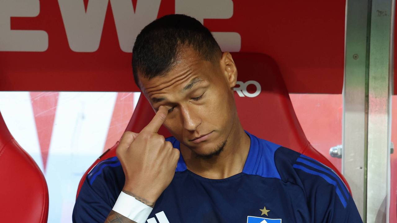 Davie Selke auf der Bank im Kölner Rhein-Energie-Stadion.