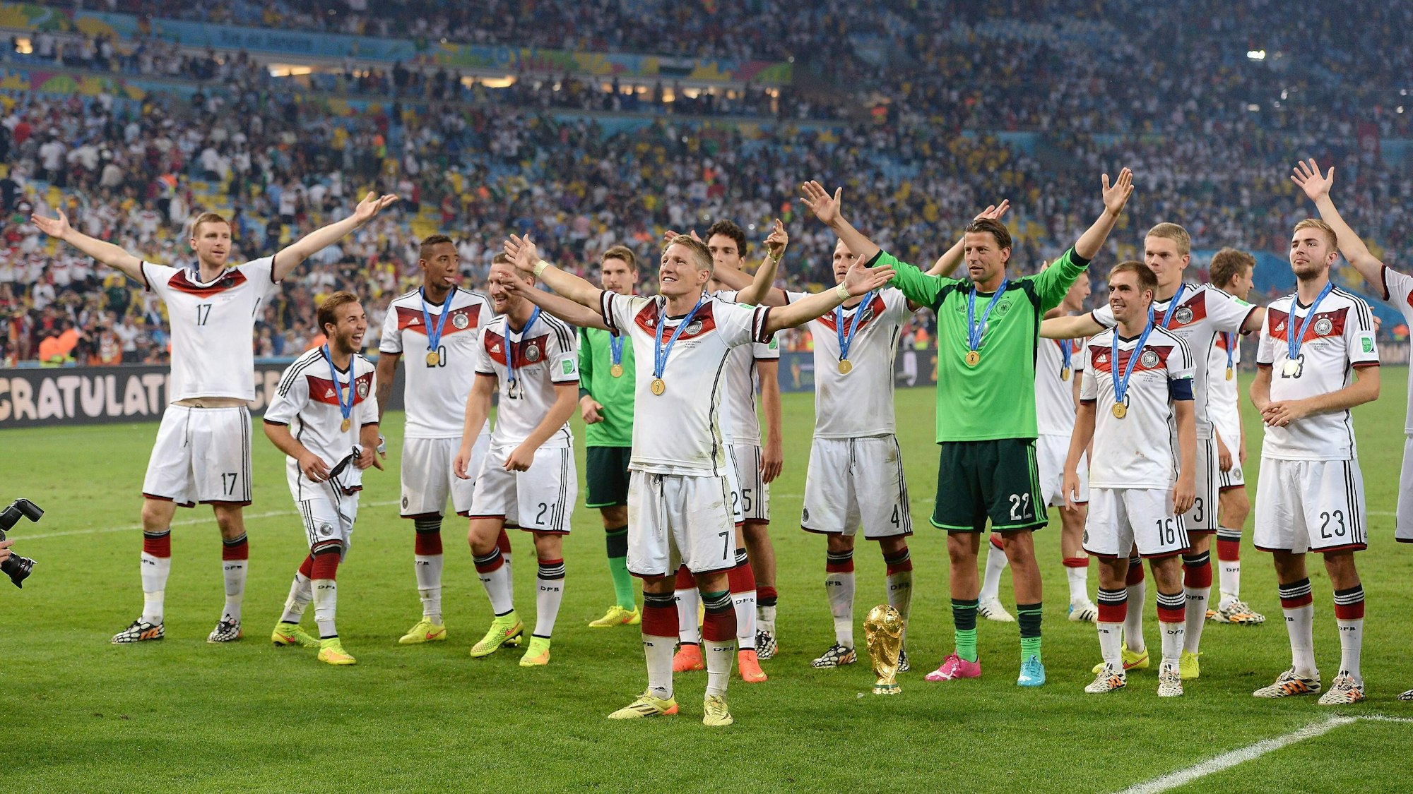 Per Mertesacker jubelt mit seinen Teamkollegen und den Fans.