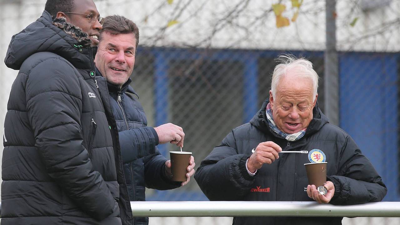 Pablo Thiam und Dieter Hecking im Gespräch.