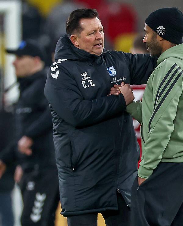 Christian Titz und Daniel Thioune klatschen ein.