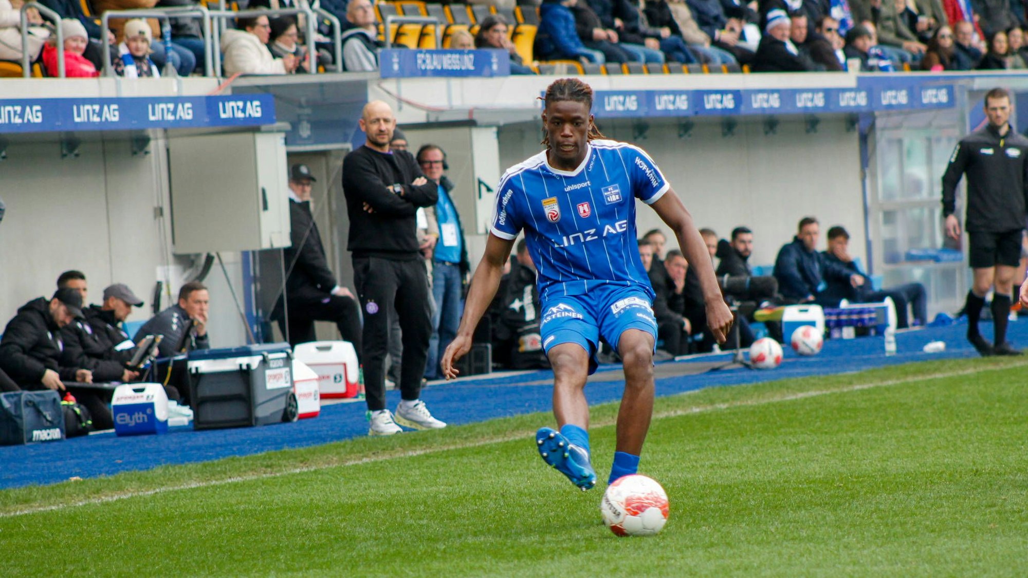 Elias Bakatukanda avanvierte in Österreich schnell zum Stammspieler.