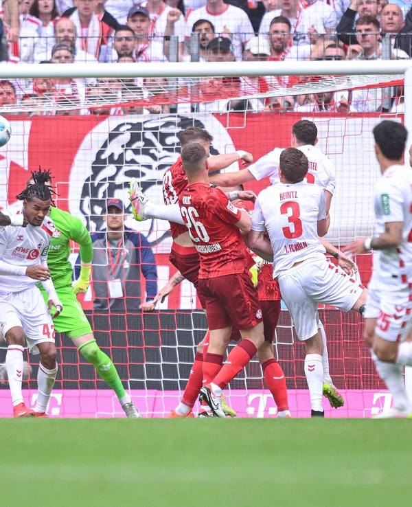 Ragnar Ache und Filip Kaloc versuchen, nach einer Ecke an den Ball zu kommen.