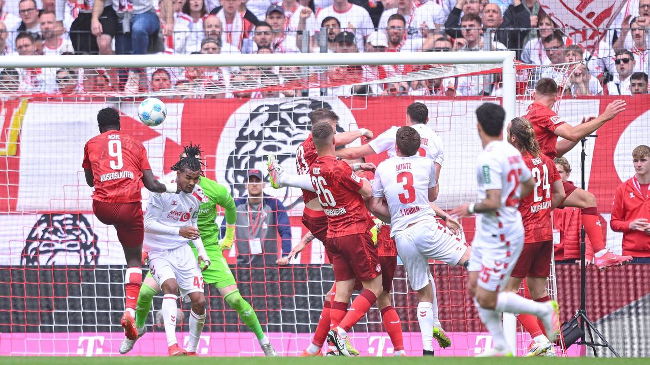 Ragnar Ache und Filip Kaloc versuchen, nach einer Ecke an den Ball zu kommen.