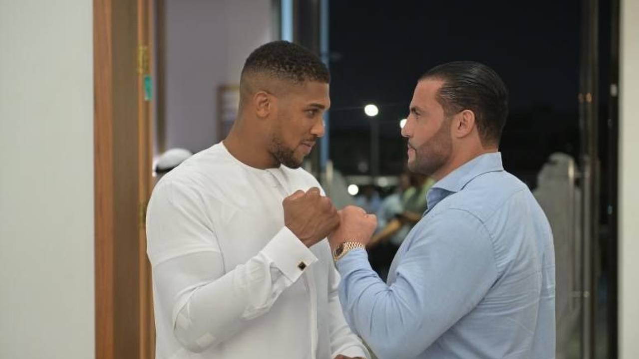 Der britische Boxer Anthony Joshua posiert mit Mahmoud Charr in Dubai.