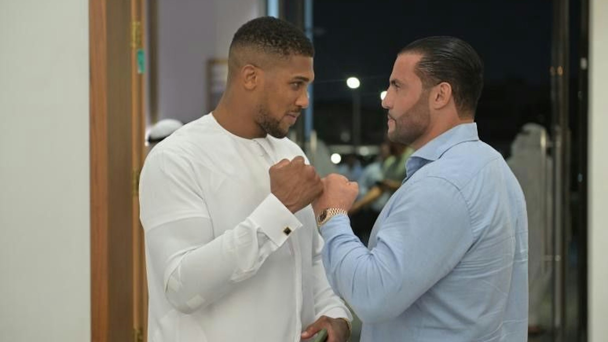Der britische Boxer Anthony Joshua posiert mit Mahmoud Charr in Dubai.