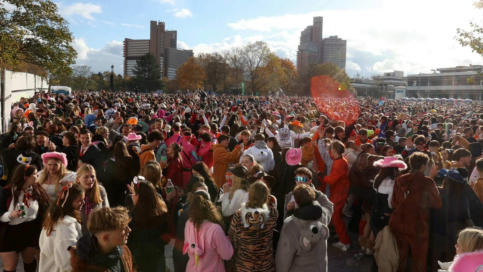 Menschen feiern Karneval in Köln