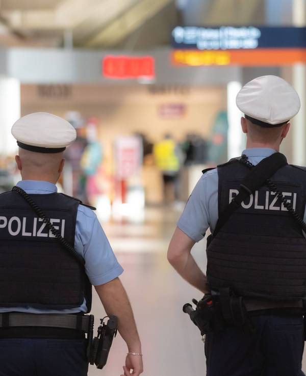 Die Bundespolizei nahm denn Mann aus Aachener nach seiner Ankunft am Flughafen Köln/Bonn fest (Symbolfoto).