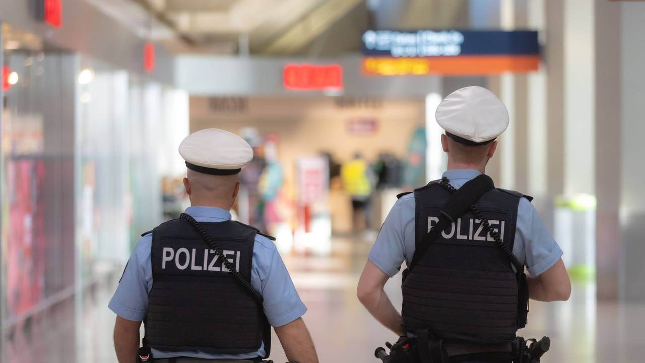 Die Bundespolizei nahm denn Mann aus Aachener nach seiner Ankunft am Flughafen Köln/Bonn fest (Symbolfoto).