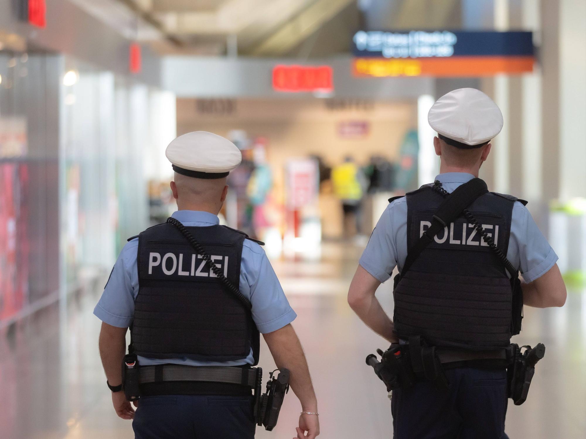 Bei der Überprüfung durch die Polizei wurden am Flughafen Köln/Bonn zwei Männer mit falschen Pässen erwischt.