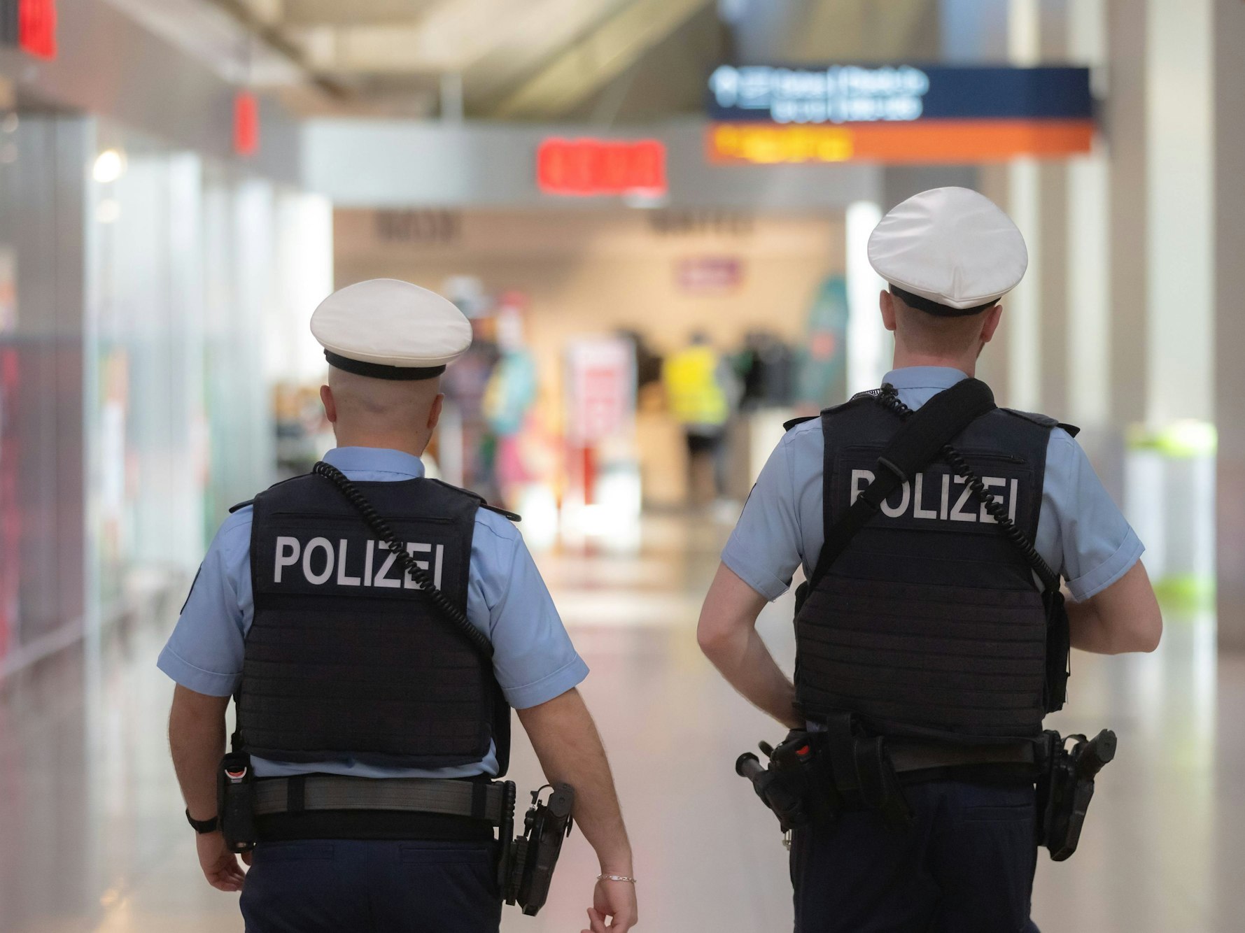 Die Polizei im Einsatz am Flughafen Köln/Bonn.