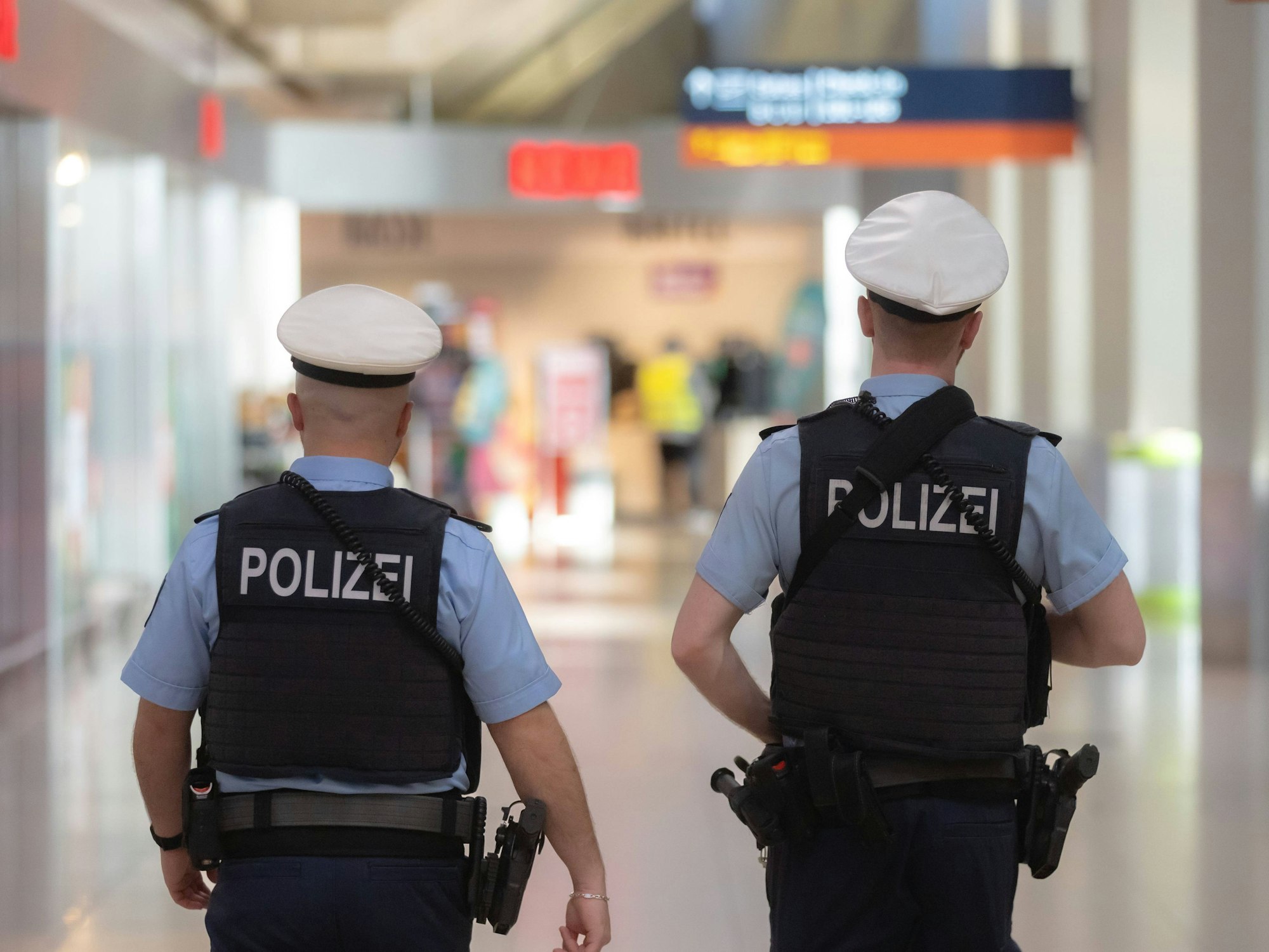 Die Bundespolizei nahm denn Mann aus Aachener nach seiner Ankunft am Flughafen Köln/Bonn fest (Symbolfoto).