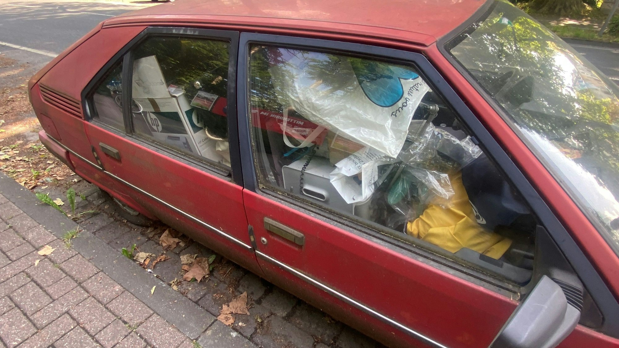 Auch dieser rote Citroen ist vollgestopft.