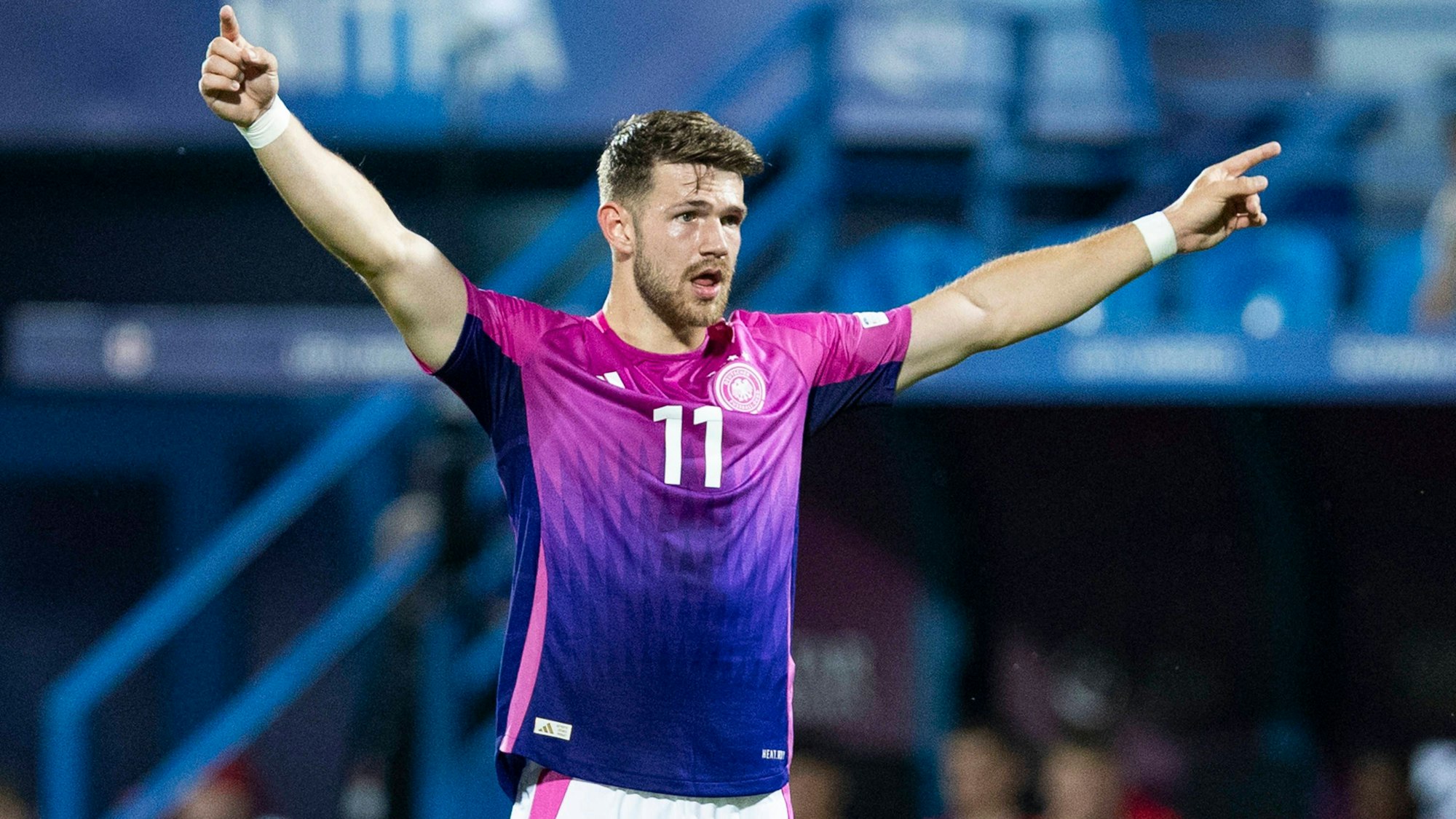 Jan Thielmann gestikuliert auf dem Platz.