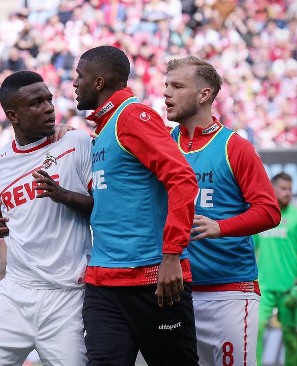 Anthony Modeste und Jhon Cordoba im Austausch, Johannes Geis schaltet sich ein.