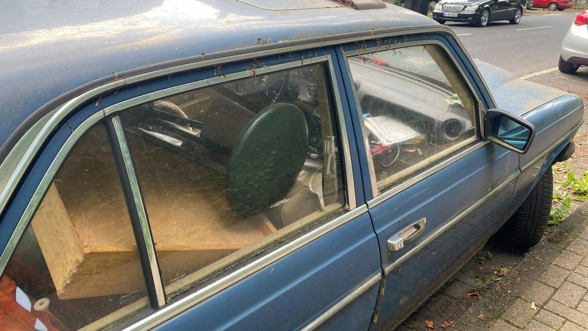 Ungepflegt und als Rumpelkammer benutzt: Dieser Mercedes ist als Oldtimer gemeldet.