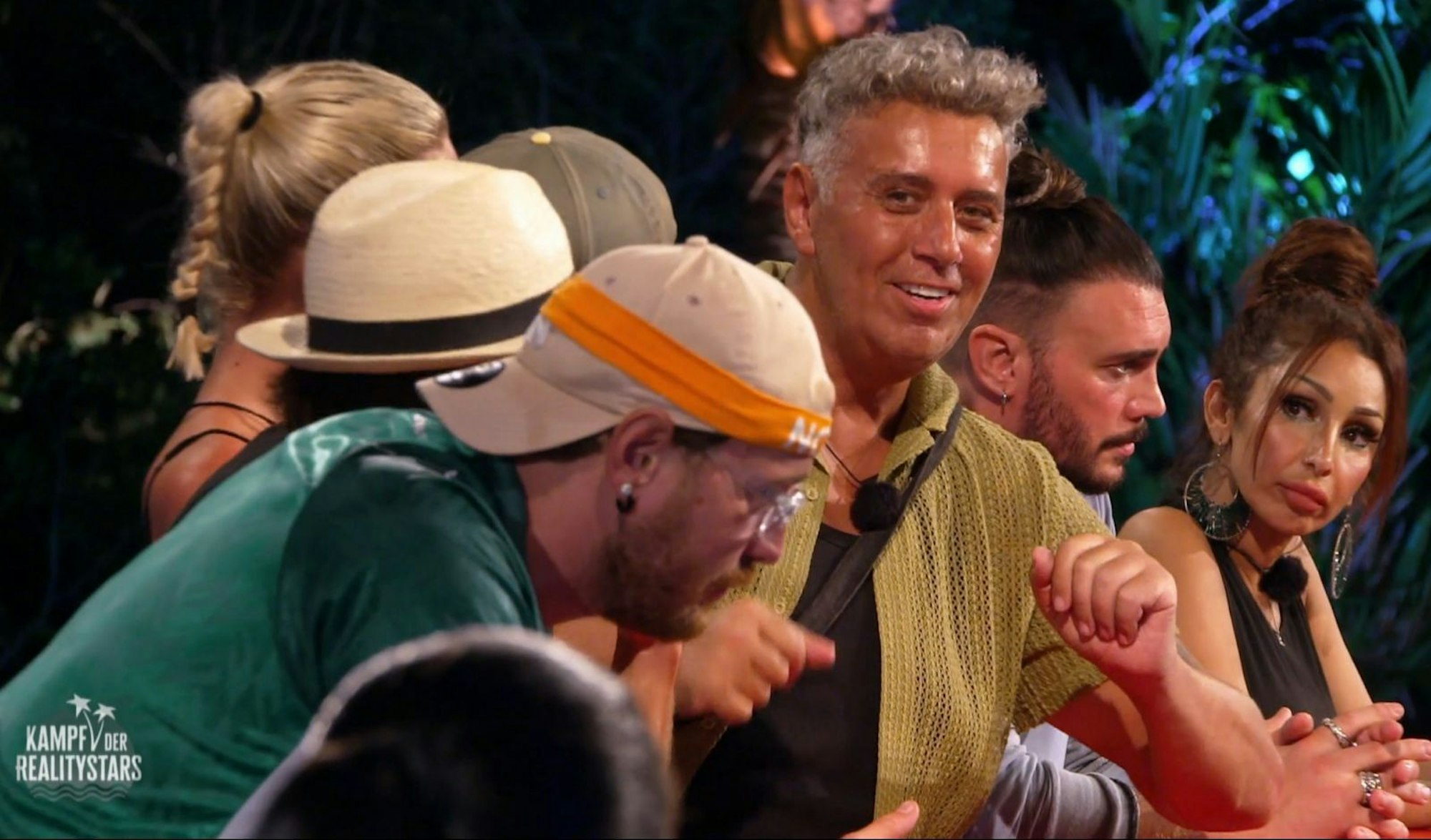 Dass Anouschka bei der Rauswahl auch von ihrem „Söhnchen“ Dennis (vorne) eine Münze bekam, entsetzte auch Frank Fussbroich. Dabei hatte es Dennis nur gut gemeint. (Bild: RTLZWEI)