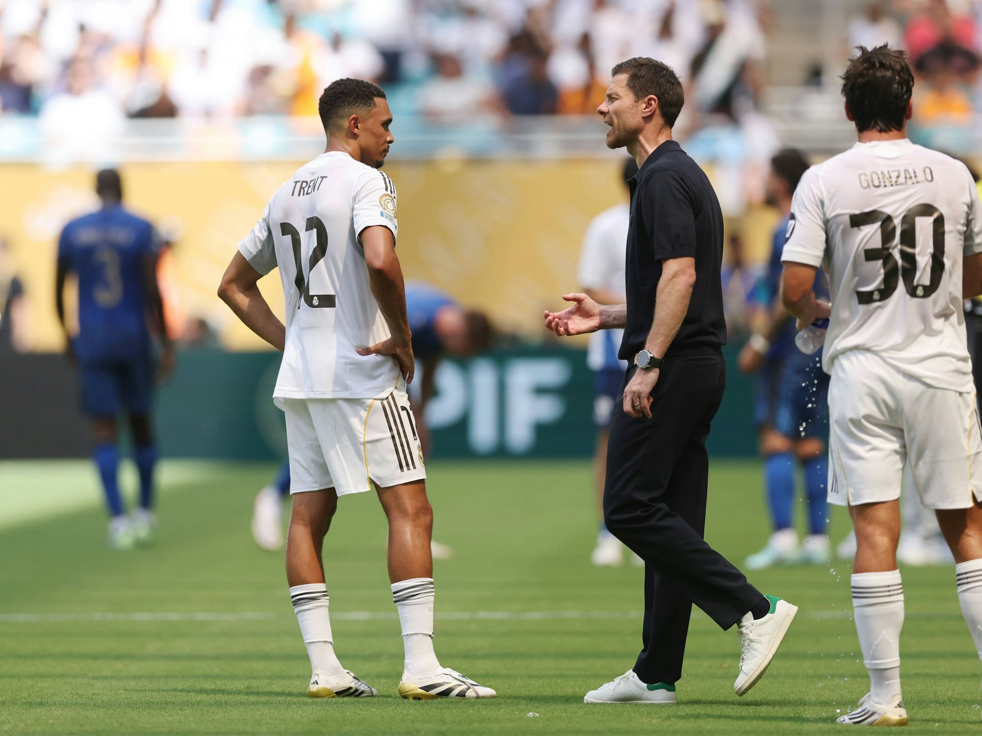 Real-Trainer Xabi Alsono gibt Anweisungen.