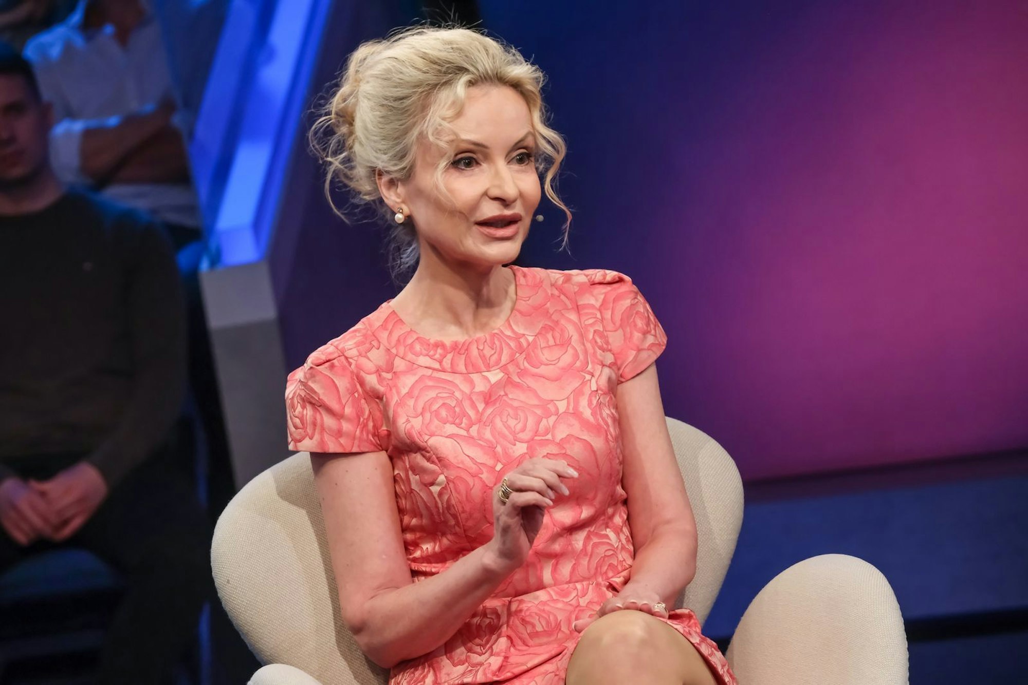 Die Juristin Sandra Navidi weiß: „Das sorgt für Angst und Panik in der Bevölkerung.“ (Bild: WDR/Oliver Ziebe)