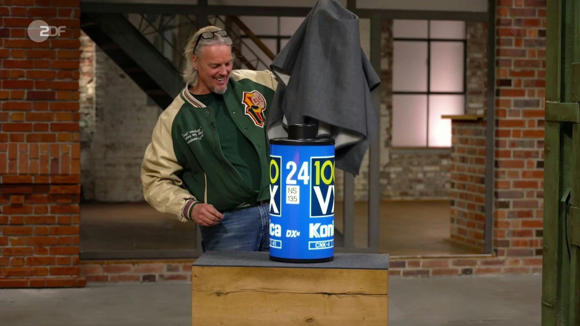 Ein altes Konica-Werbemittel gefiel bei „Bares für Rares“ nicht nur Jos van Katwijk. (Bild: ZDF)