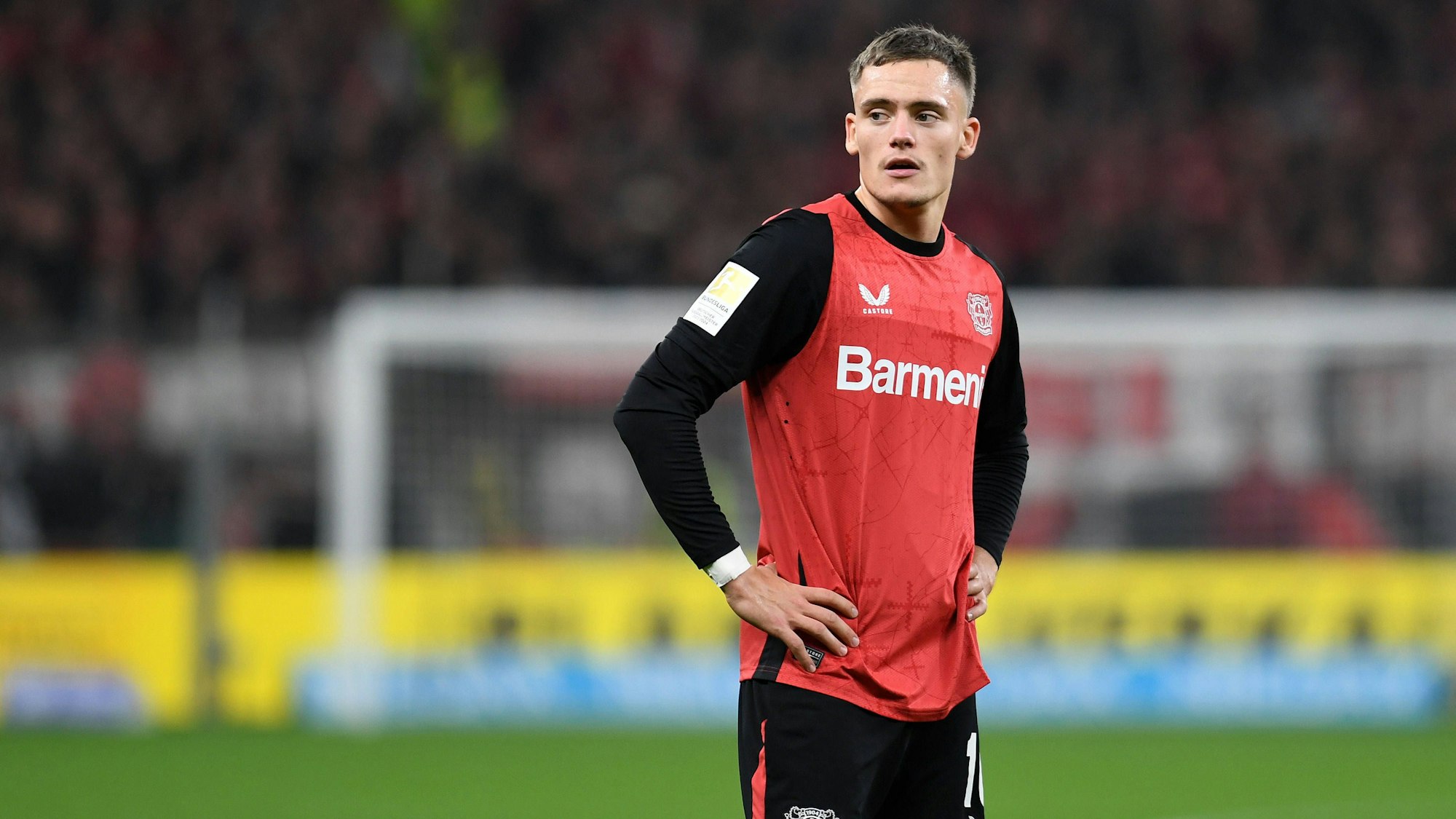 Florian Wirtz stemmt die Arme in die Hüfte.