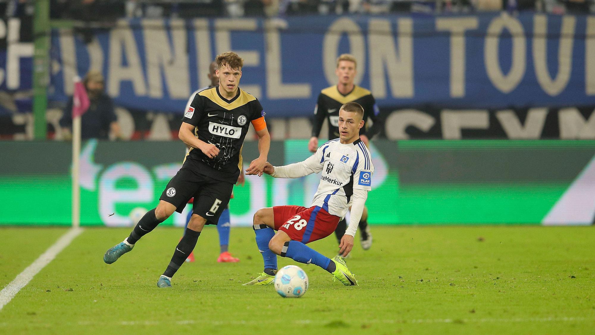 Robin Fellhauer (l.) und Miro Muheim im Zweikampf.