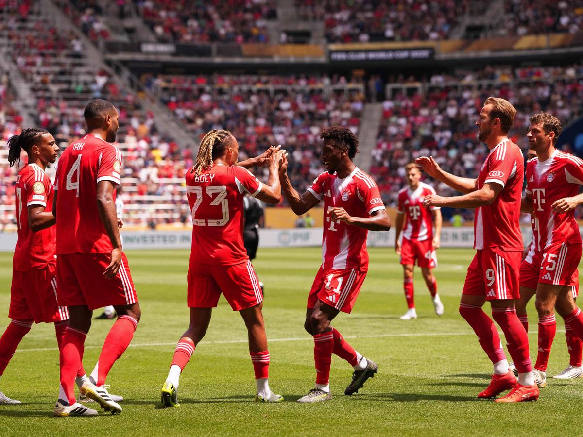 Sacha Boey (2.v.l.) und Kingsley Coman (2.v.r.) klatschen sich ab.