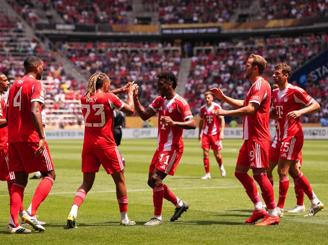 Sacha Boey (2.v.l.) und Kingsley Coman (2.v.r.) klatschen sich ab.