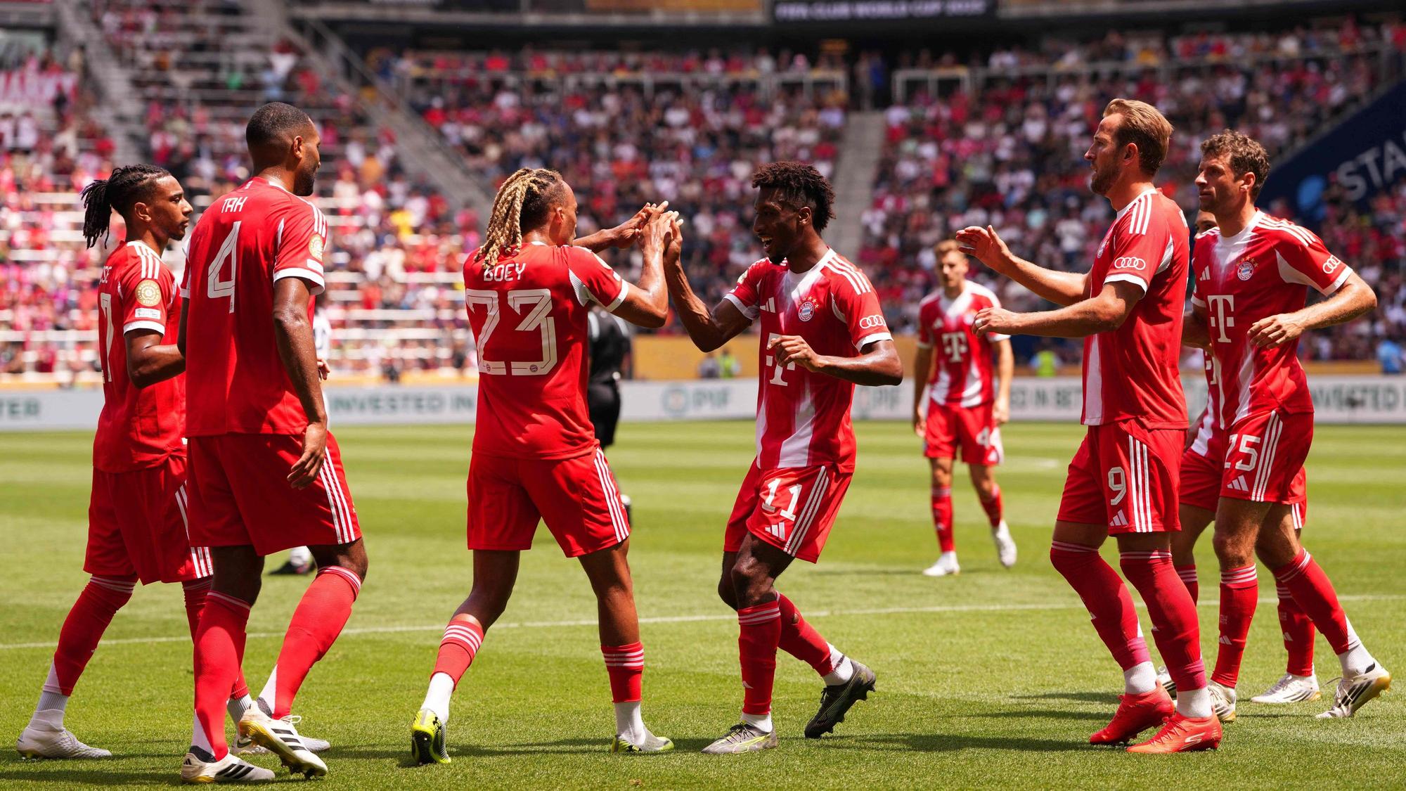 Sacha Boey (2.v.l.) und Kingsley Coman (2.v.r.) klatschen sich ab.