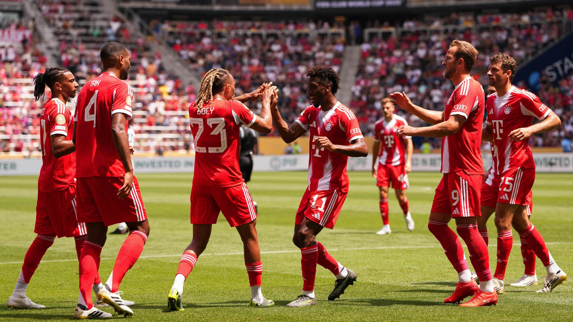 Sacha Boey (2.v.l.) und Kingsley Coman (2.v.r.) klatschen sich ab.