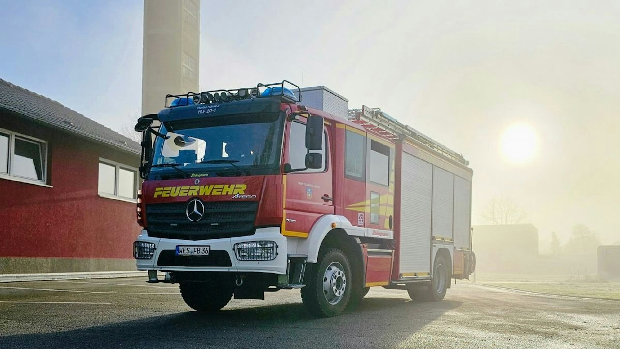Die Freiwillige Feuerwehr Hünxe löschte ein brennendes Gebüsch an der Dinslakener Straße