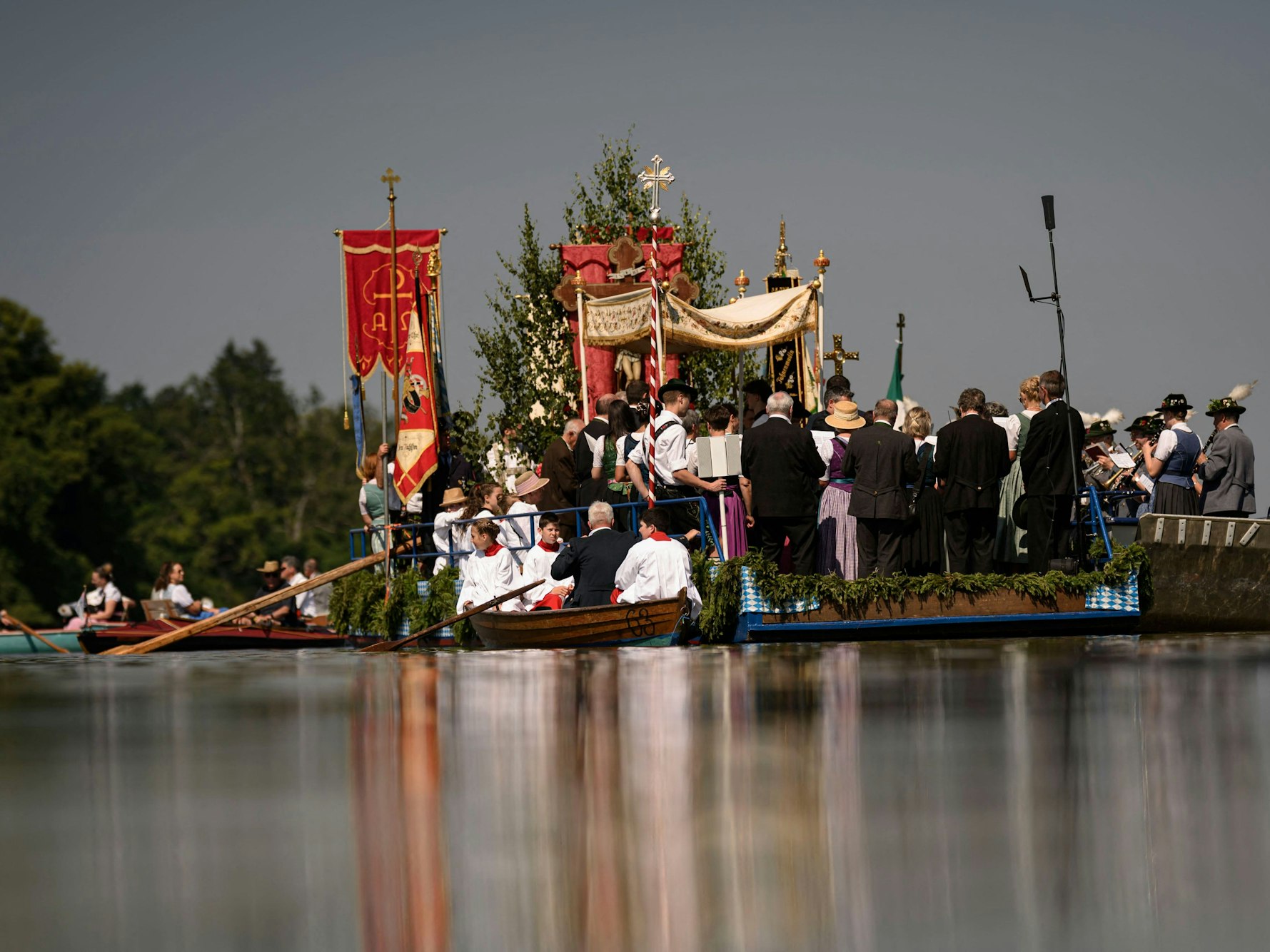 Gläubige nehmen am 19. Juni 2025 an der Fronleichnamsprozession in Seehausen teil. Die Seeprozession findet seit 1935 jährlich statt.