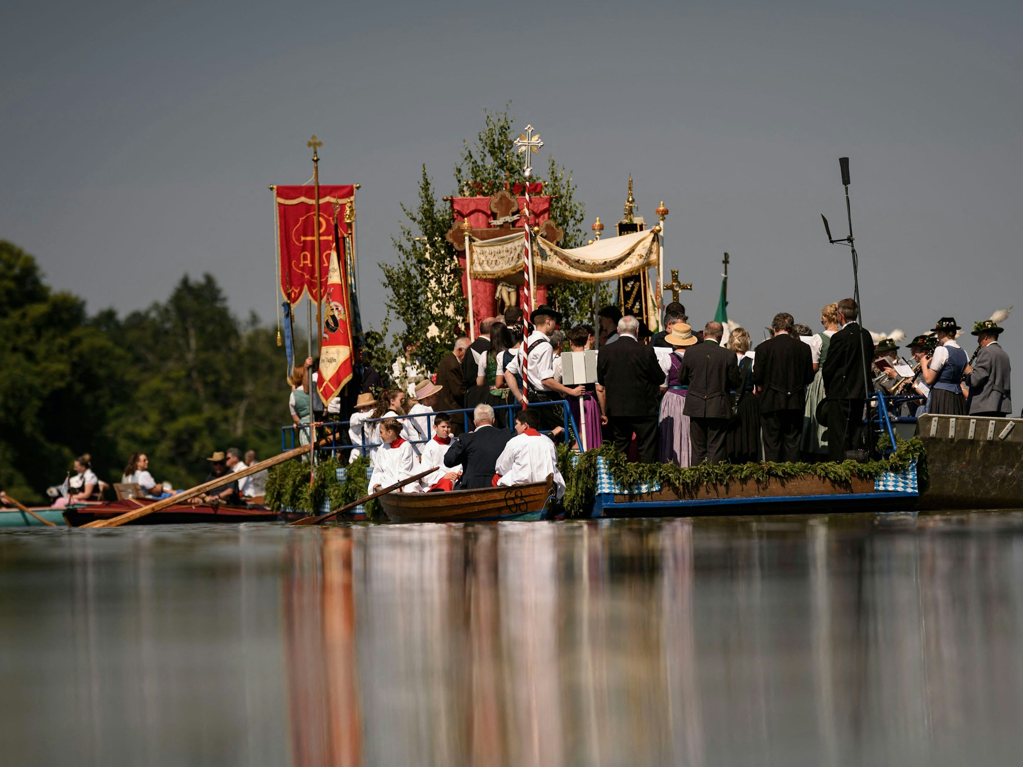 Gläubige nehmen am 19. Juni 2025 an der Fronleichnamsprozession in Seehausen teil. Die Seeprozession findet seit 1935 jährlich statt.