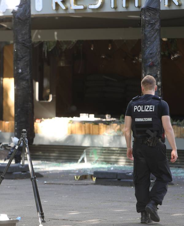 Ermittler am 19. Juni 2025 in Köln-Deutz: Am frühen Morgen hatte es eine Explosion in dem Restaurant gegeben.