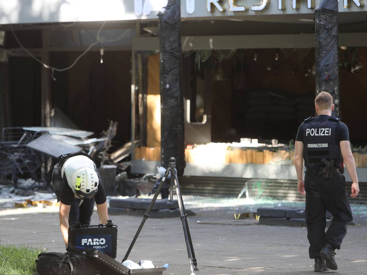 Ermittler am 19. Juni 2025 in Köln-Deutz: Am frühen Morgen hatte es eine Explosion in dem Restaurant gegeben.
