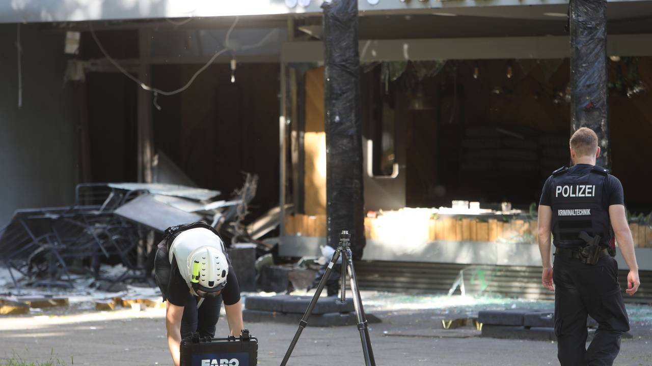 Ermittler am 19. Juni 2025 in Köln-Deutz: Am frühen Morgen hatte es eine Explosion in dem Restaurant gegeben.